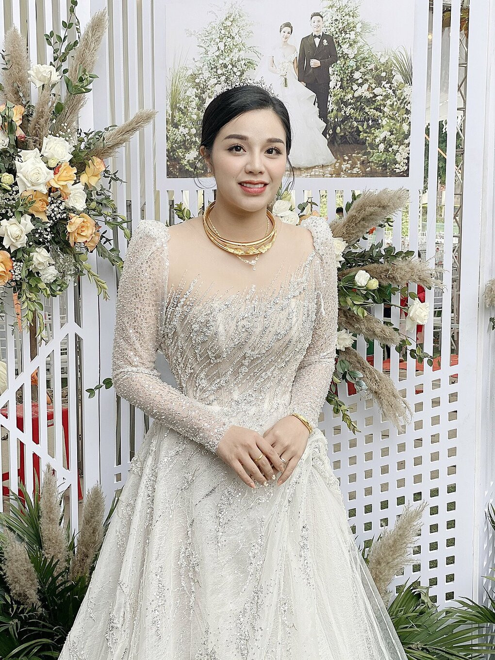 Không chỉ chi mạnh tiền, cầu thủ Bùi Tiến Dũng còn lên ý tưởng thiết kế váy cưới tặng vợ ảnh 6