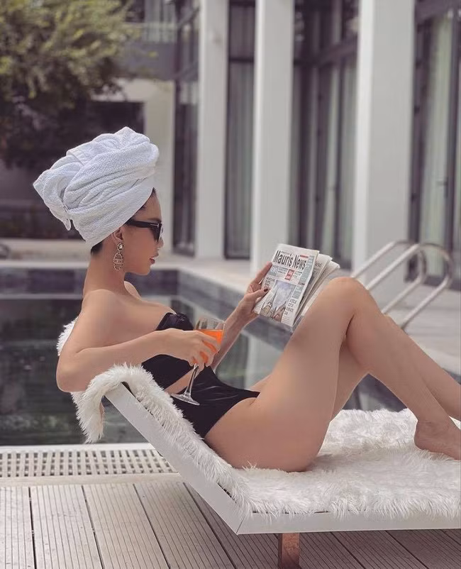 Chi Pu vừa khoe ảnh mặc quần tất không nội y, Ngọc Trinh đã diện bikini xẻ cao hết cỡ ảnh 9