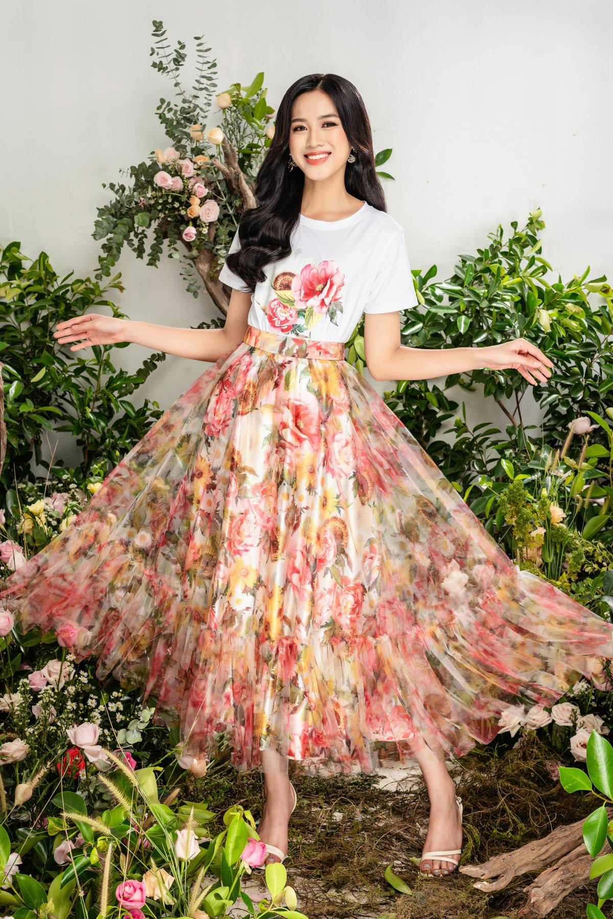 Cùng Hoa hậu Đỗ Thị Hà chọn một bộ váy hoa cho mùa Xuân thêm rực rỡ ảnh 6