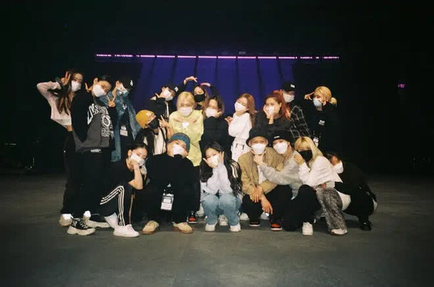 Những tấm ảnh tưởng rất bình thường lại khiến nhiều sao Hàn bị chỉ trích dữ dội ảnh 7