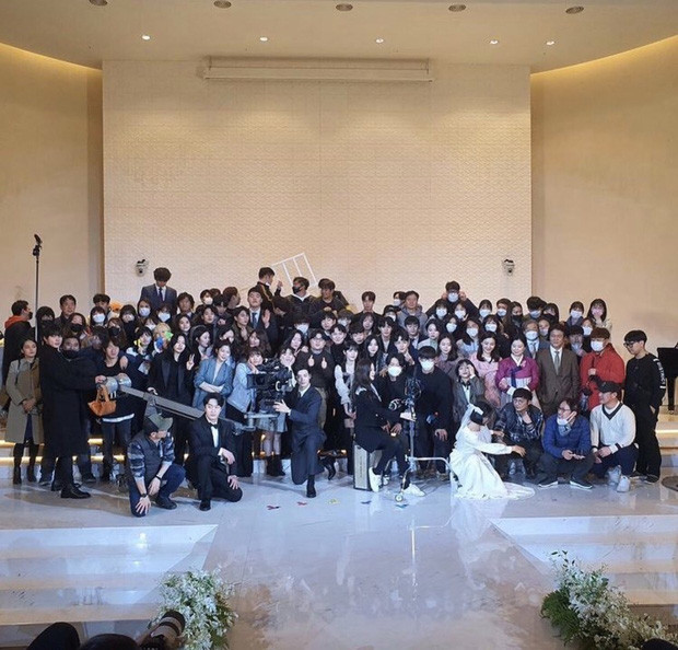 Những tấm ảnh tưởng rất bình thường lại khiến nhiều sao Hàn bị chỉ trích dữ dội ảnh 3