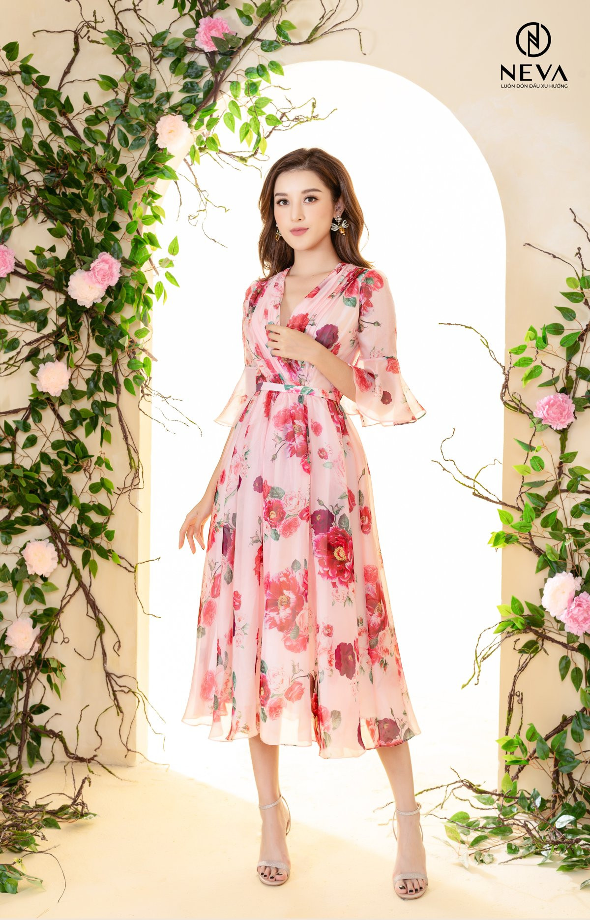 Hoa hậu, Á hậu mặc gì cũng đẹp nhưng xuất sắc nhất là khoe dáng với họa tiết hoa ảnh 5