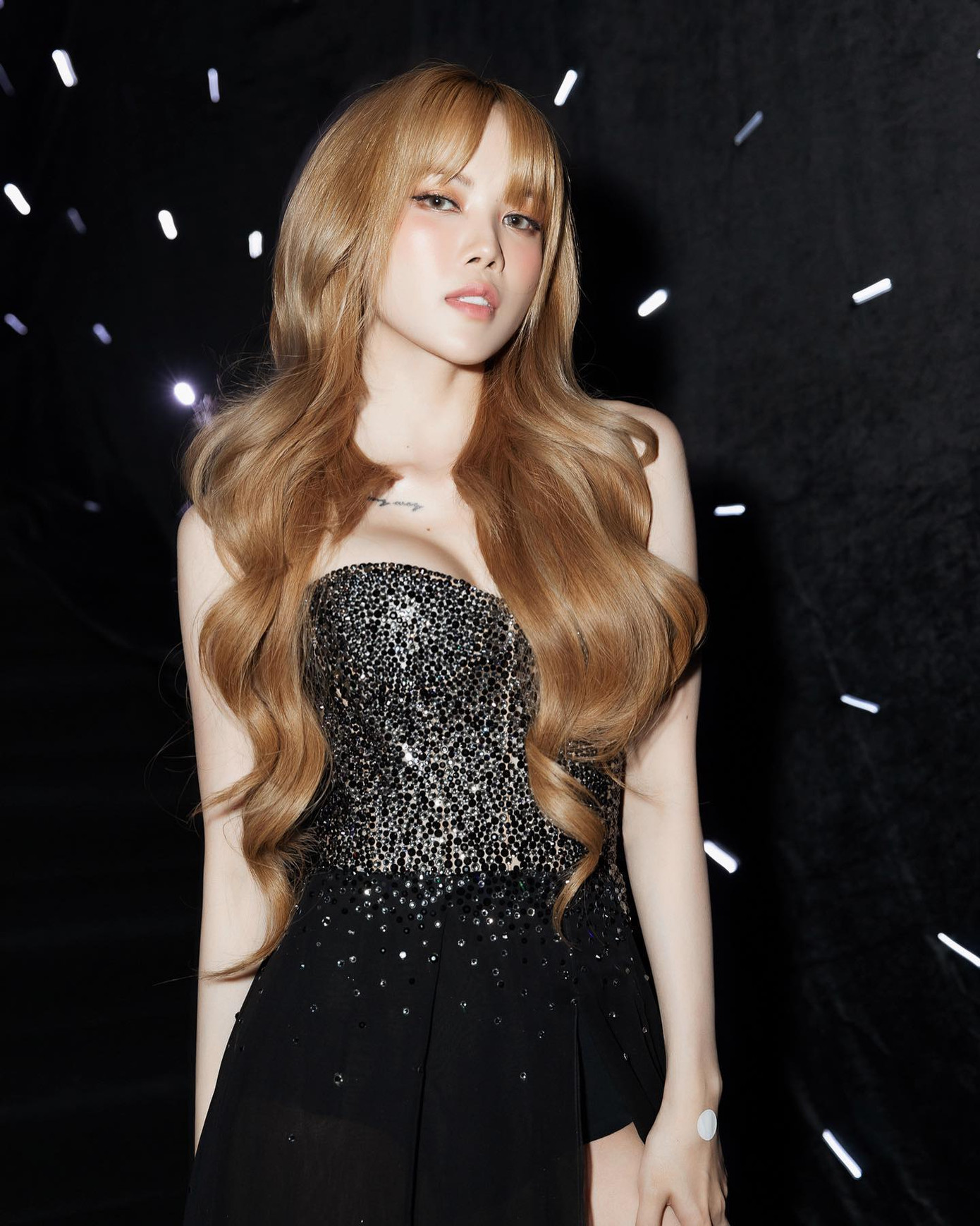 Soi sắc vóc Thiều Bảo Trâm: Chuẩn thân hình đồng hồ cát, quyến rũ đến khó tin ảnh 11