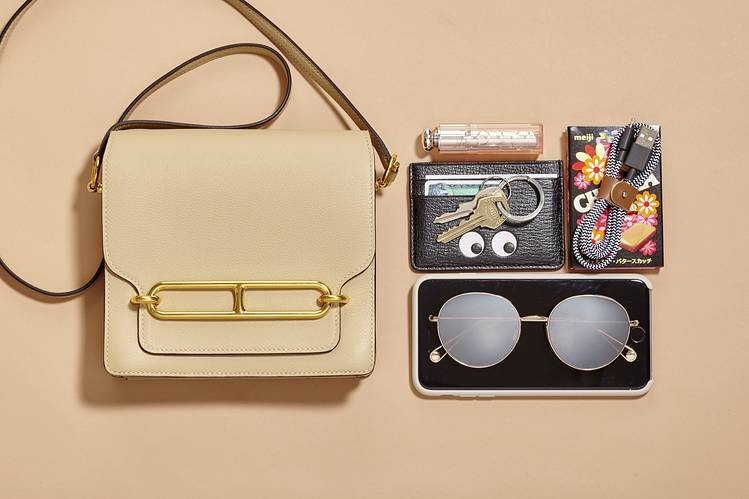 Túi xách ngày càng thu bé lại, làm sao giảm bớt những thứ mang theo cho vừa? ảnh 4