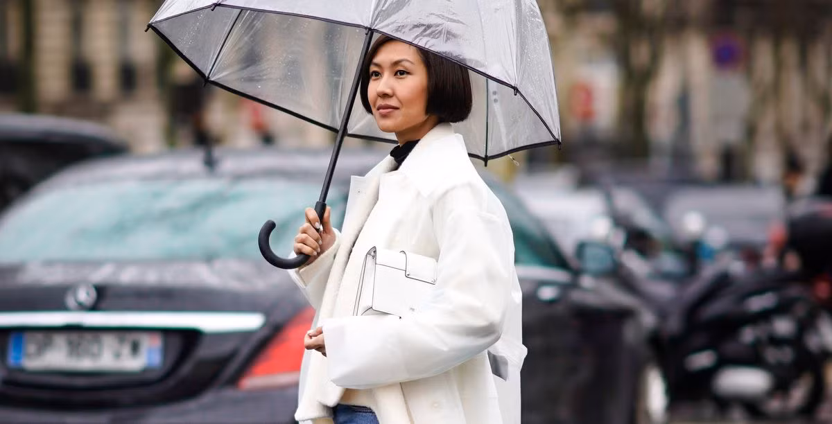 Mùa mưa làm sao vẫn đẹp? Để ý mấy điều dưới đây là xinh bất chấp thời tiết nhé! ảnh 2