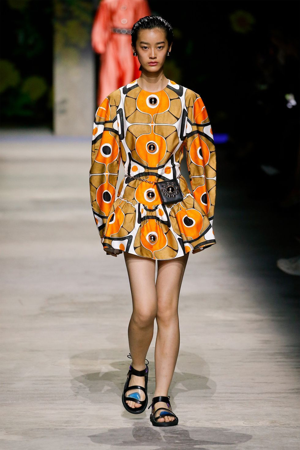 Màu neon, họa tiết giấy dán tường... xu hướng nào khuấy đảo làng thời trang Hè 2020? ảnh 5