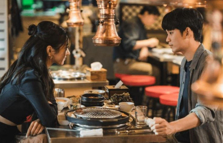 Cách cư xử của bạn có đang vô tình biến anh ấy thành một "bình dấm chua" không? ảnh 2