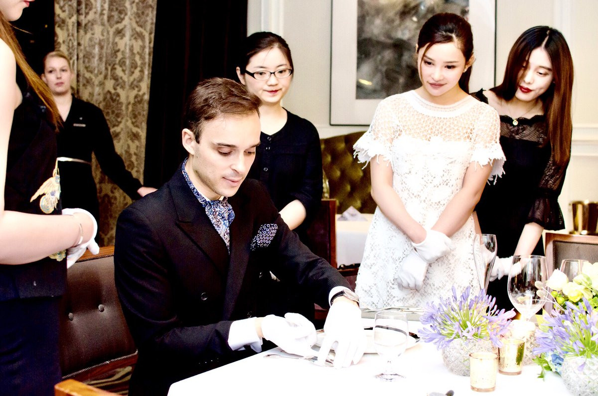 Người ta dạy những gì ở các Học viện Thanh lịch mà người giàu phải bỏ tiền ra học? ảnh 15