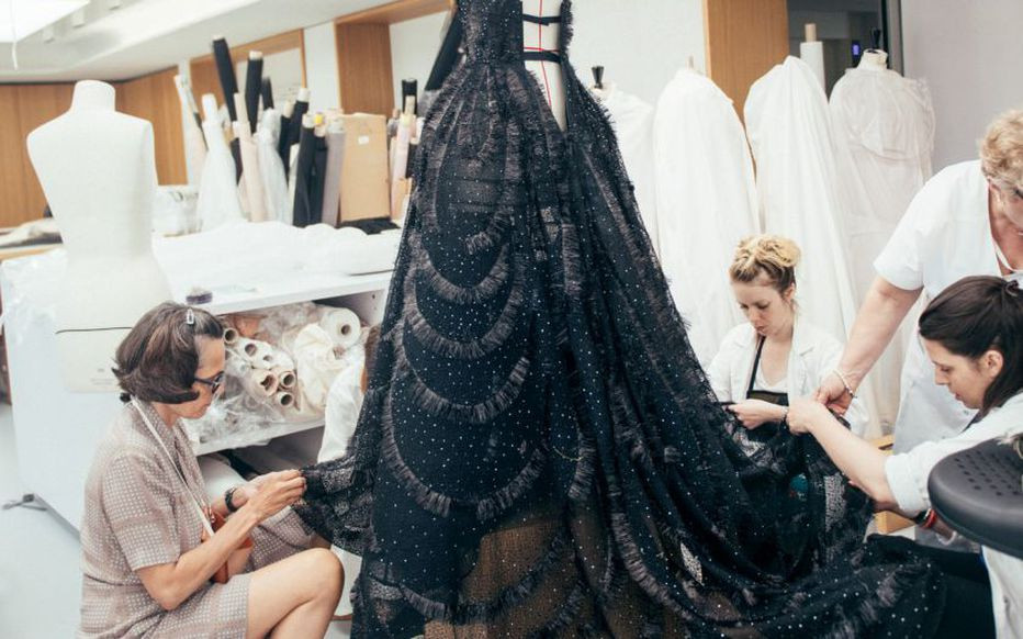 Người giàu không ít, nhưng vì sao chỉ có khoảng 4000 phụ nữ được sở hữu đồ Haute Couture? ảnh 5