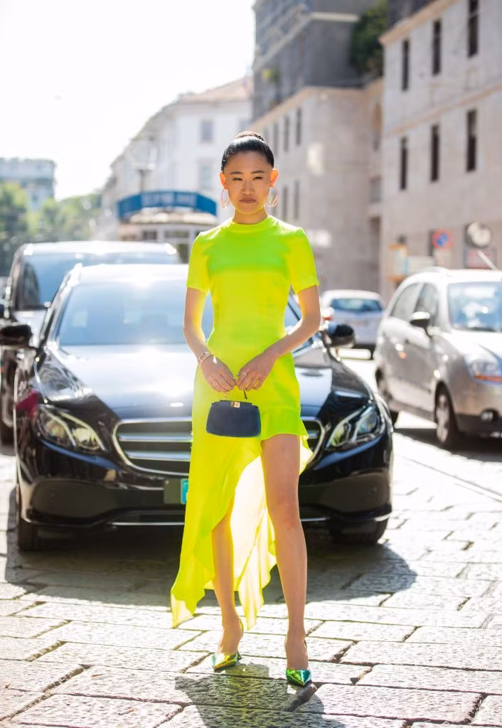 Màu neon, họa tiết giấy dán tường... xu hướng nào khuấy đảo làng thời trang Hè 2020? ảnh 4