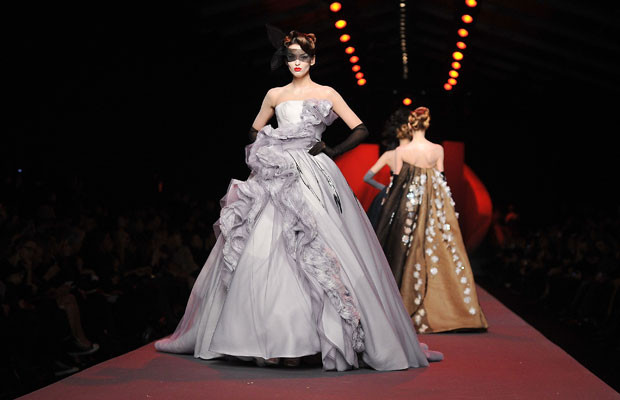 Người giàu không ít, nhưng vì sao chỉ có khoảng 4000 phụ nữ được sở hữu đồ Haute Couture? ảnh 8