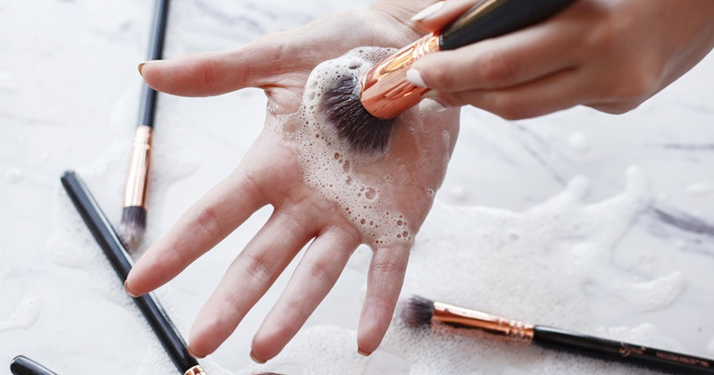 11 cách hay và nhanh nhất để làm sạch tất cả mọi thứ trong túi trang điểm của bạn ảnh 5