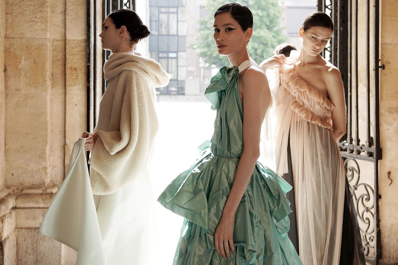 Haute Couture - cuộc chơi lỗ vốn của các nhà mốt, vậy mà khách muốn mua đôi khi không bán ảnh 5