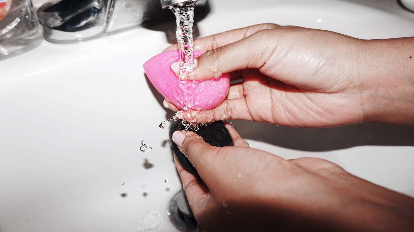 11 cách hay và nhanh nhất để làm sạch tất cả mọi thứ trong túi trang điểm của bạn ảnh 6