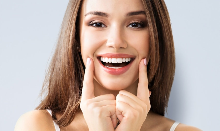 Tận dụng những mẹo siêu rẻ để tẩy trắng răng tại nhà như chà vỏ chuối lên răng, ăn dâu tây... Đâu cần make-up lồng lộn, chỉ vài bí quyết này bạn sẽ rạng rỡ trong mọi bức ảnh! ảnh 5