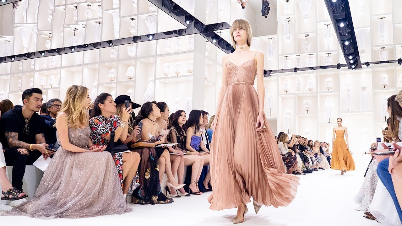 Người giàu không ít, nhưng vì sao chỉ có khoảng 4000 phụ nữ được sở hữu đồ Haute Couture? ảnh 4