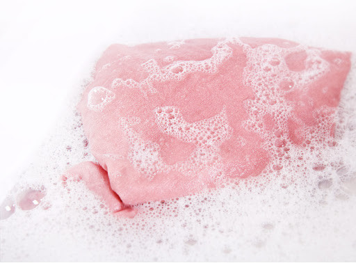 11 cách hay và nhanh nhất để làm sạch tất cả mọi thứ trong túi trang điểm của bạn ảnh 1