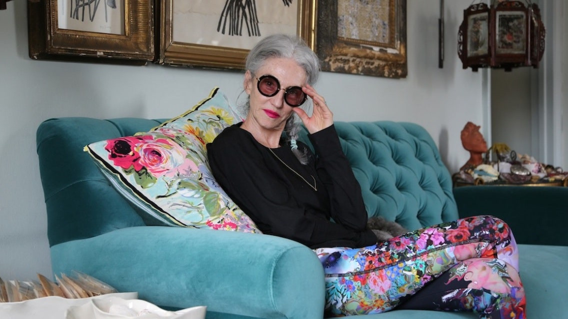 Gặp gỡ cụ bà sành điệu nhất thế giới: Không thể nào ra đường mà thiếu son môi! ảnh 2