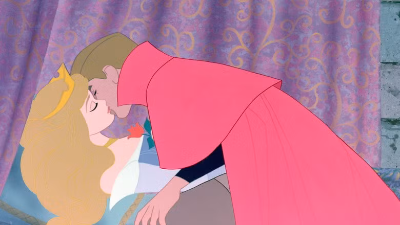 Lọ lem - công chúa "rắc thính" giỏi nhất Disney vs Ariel - cô gái yêu đơn phương ngây ngô ảnh 2