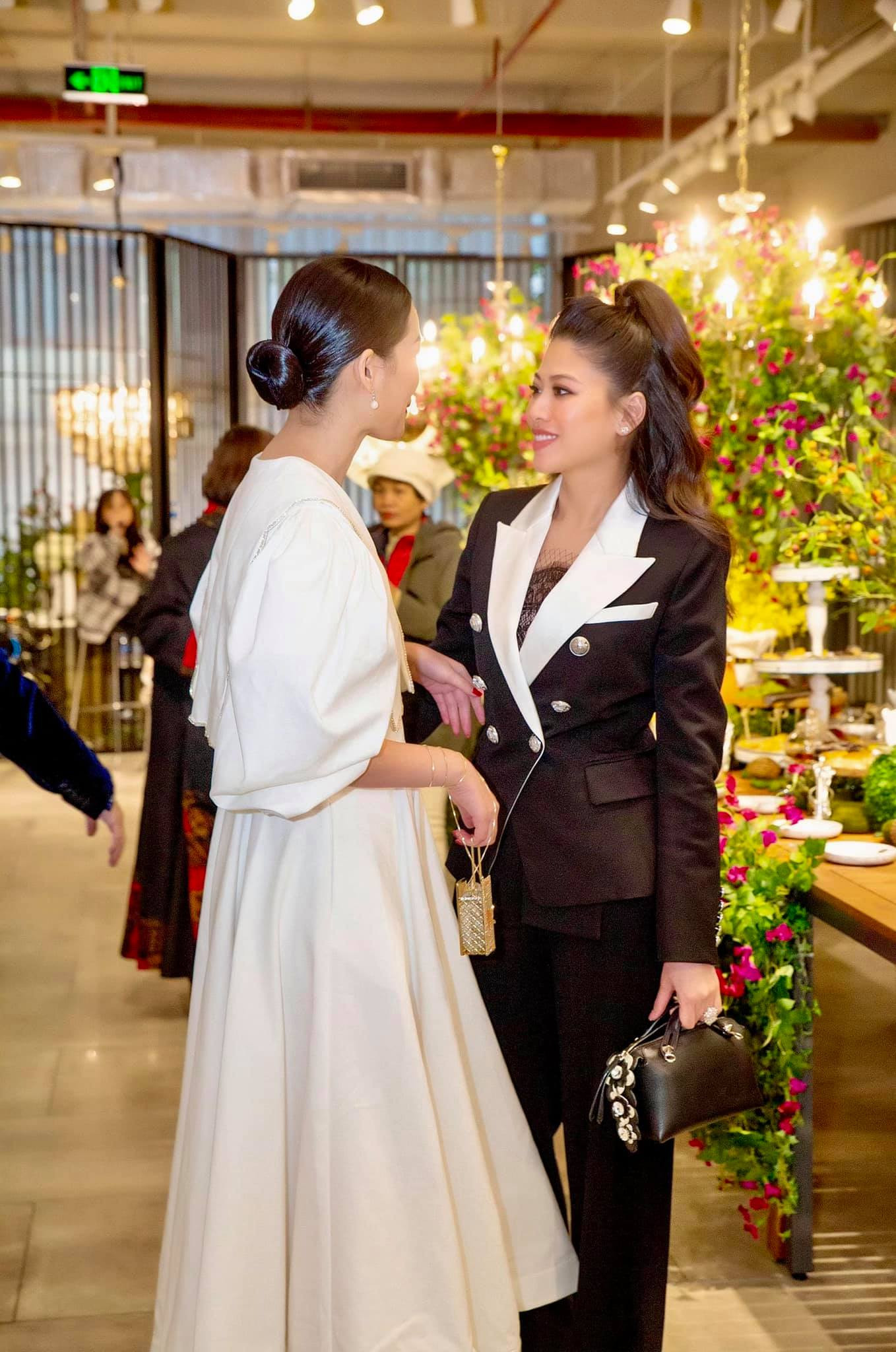 BTV Ngọc Trinh tái xuất xinh đẹp ảnh 2