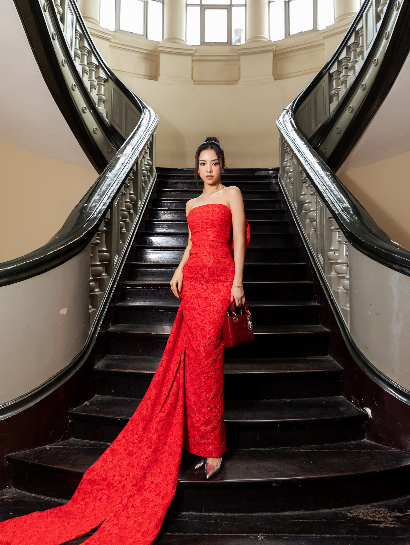 Đỗ Thị Hà diện váy đỏ rực khoe chân dài miên man, đọ sắc đàn chị Tiểu Vy-Hà Kiều Anh ảnh 9