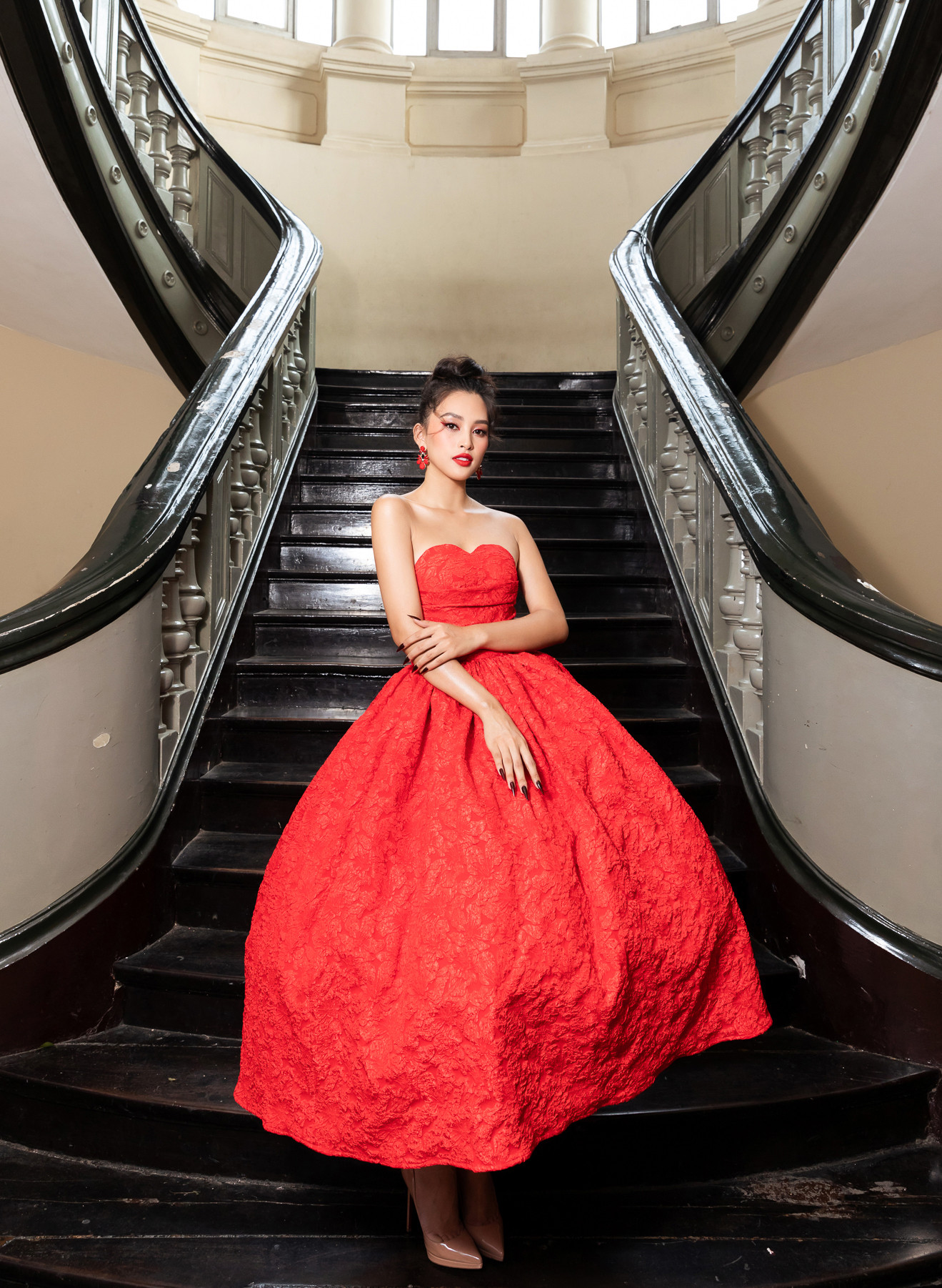 Đỗ Thị Hà diện váy đỏ rực khoe chân dài miên man, đọ sắc đàn chị Tiểu Vy-Hà Kiều Anh ảnh 3