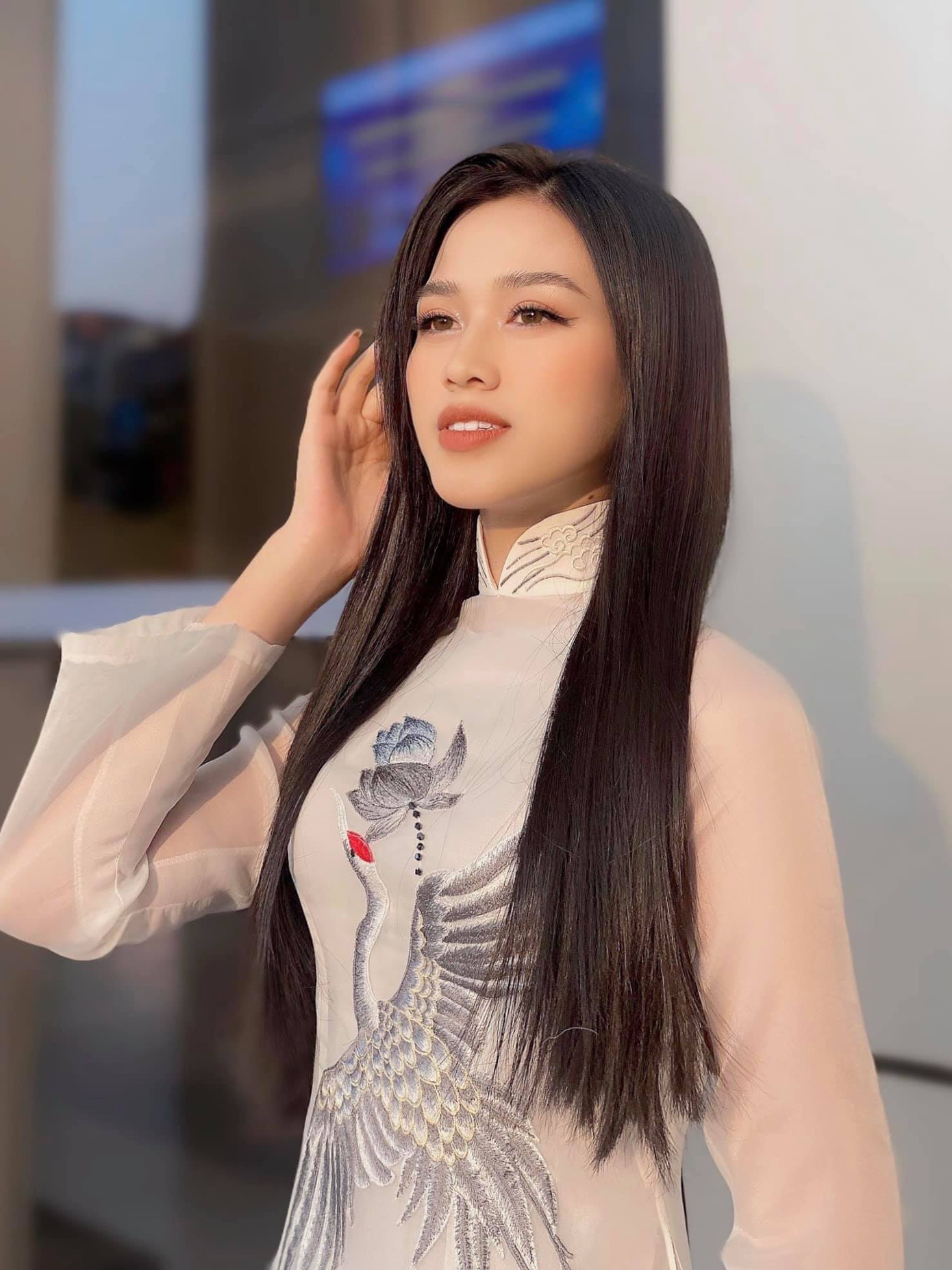 Đỗ Thị Hà nền nã với áo dài, Hoàng Thuỳ diện váy xuyên thấu hoá 'mỹ nhân ngư' ảnh 1