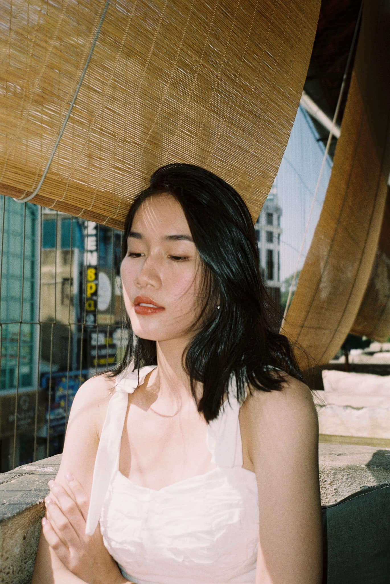 Đỗ Thị Hà nền nã với áo dài, Hoàng Thuỳ diện váy xuyên thấu hoá 'mỹ nhân ngư' ảnh 12