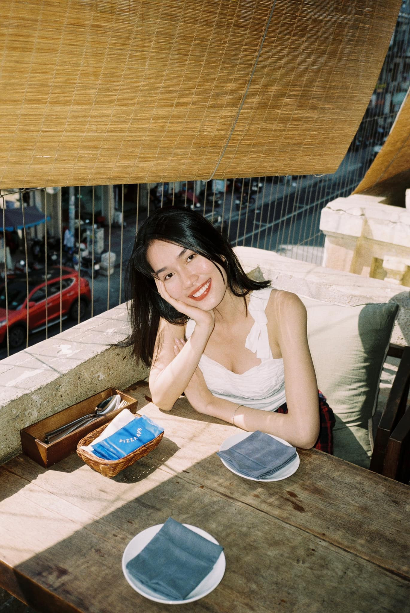 Đỗ Thị Hà nền nã với áo dài, Hoàng Thuỳ diện váy xuyên thấu hoá 'mỹ nhân ngư' ảnh 11