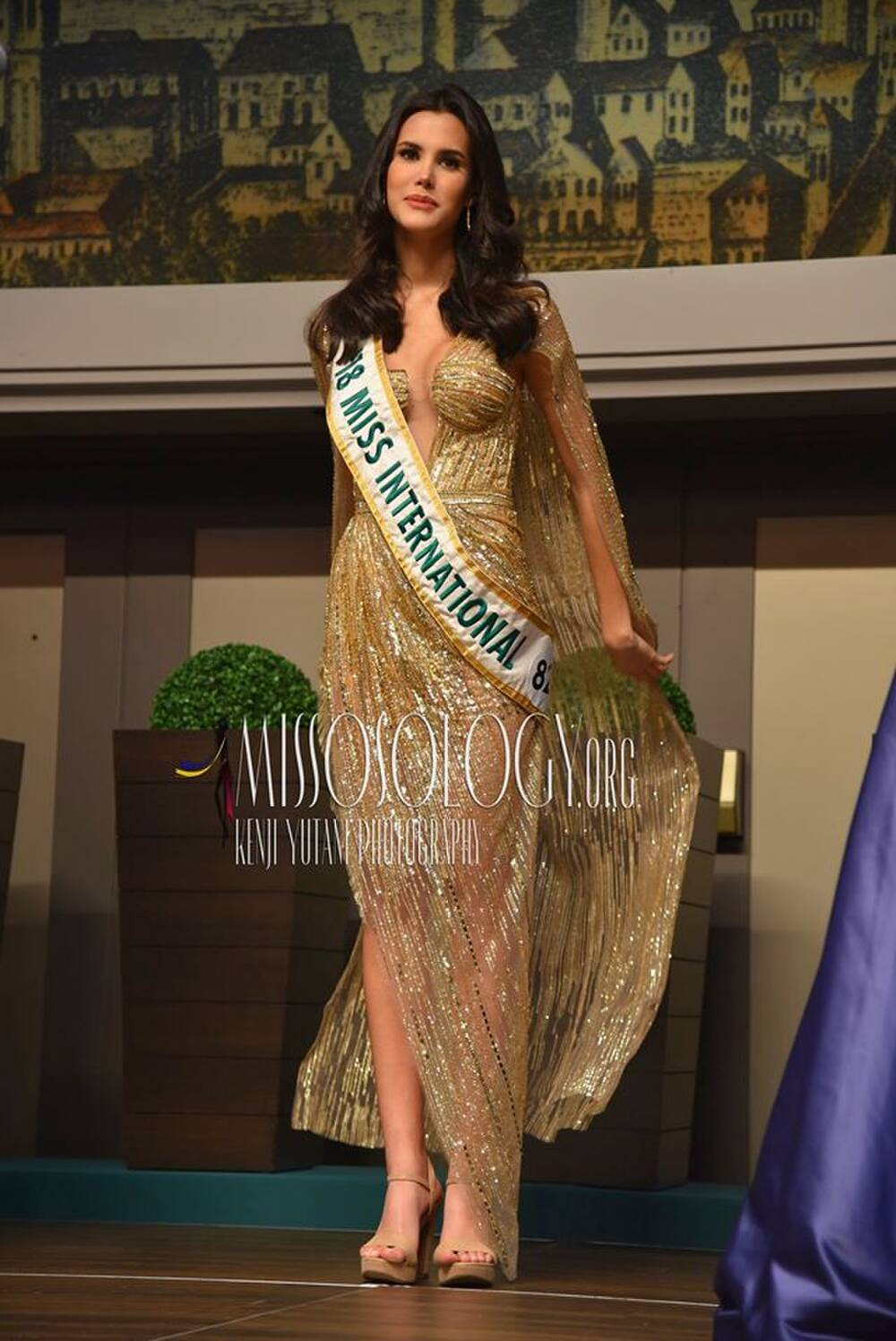 'Đụng hàng' tới 5 mỹ nhân showbiz, Á hậu Phương Anh vẫn được khen đẹp tựa 'nữ thần' ảnh 11