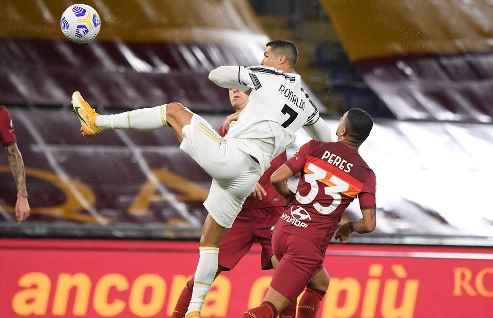 Bí mật về 'khinh công' siêu đẳng của Ronaldo trên sân bóng ảnh 1