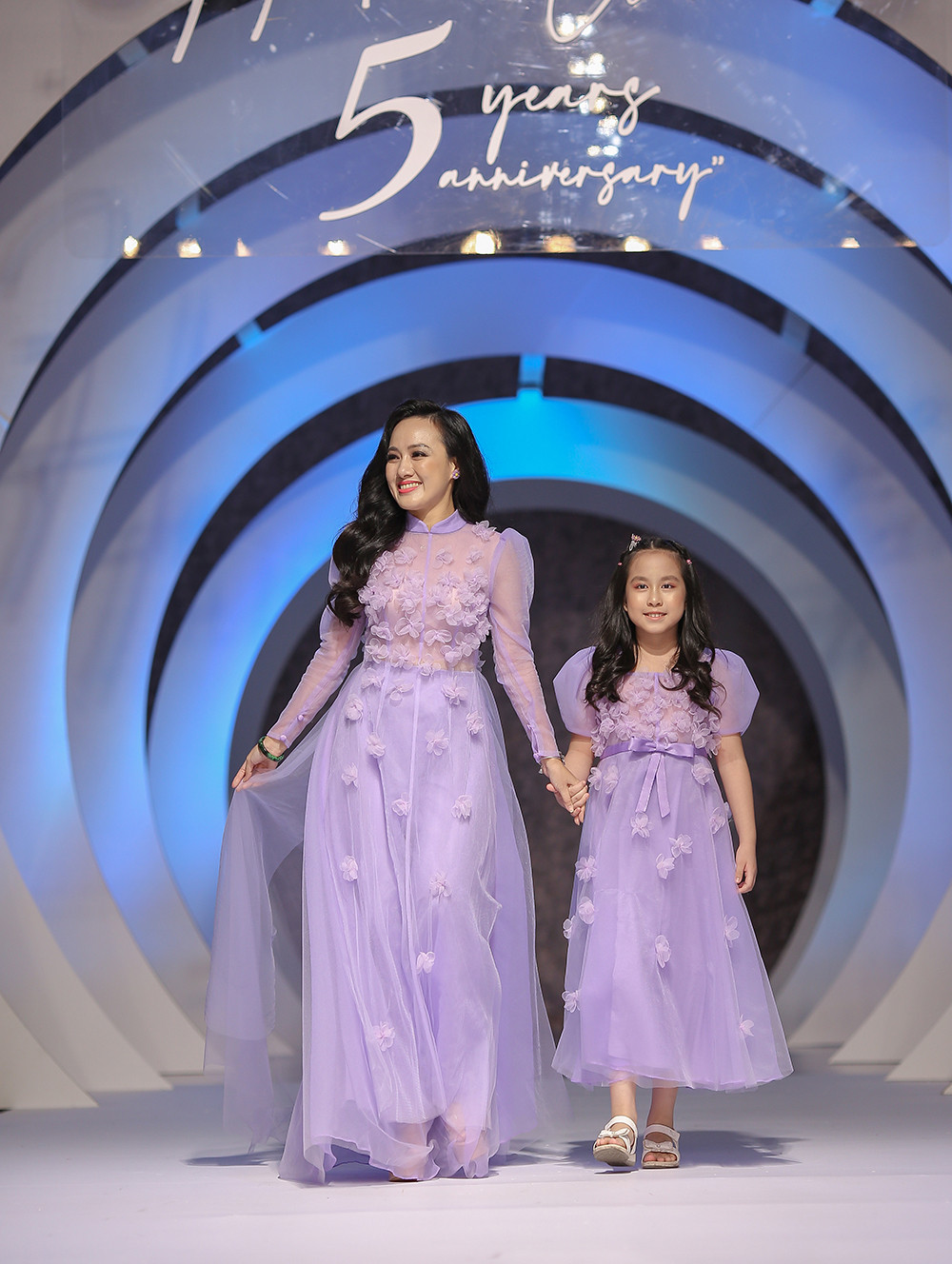 BTV Hoài Anh cùng con gái diện đồ đôi lộng lẫy, sánh bước trên sàn diễn thời trang ảnh 6