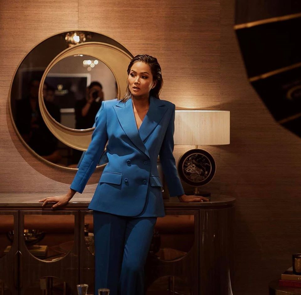 H'Hen Niê nhuộm tóc vàng như búp bê, Mâu Thuỷ khoe da nâu nóng bỏng ảnh 3