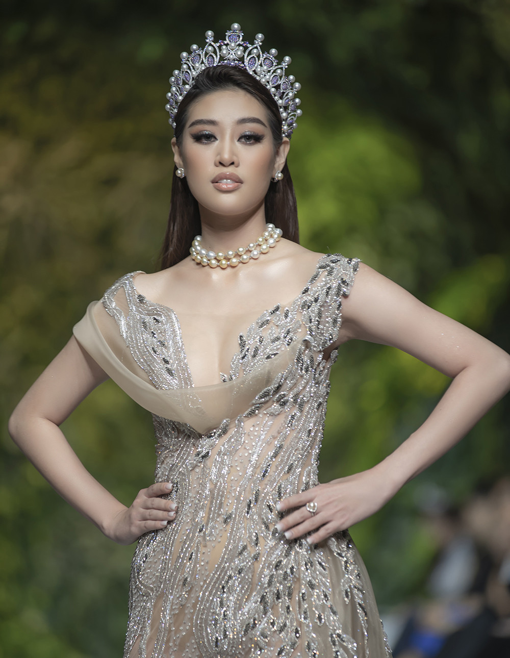 H'Hen Niê mặc váy xuyên thấu xẻ ngực táo bạo, Khánh Vân đội vương miện diễn thời trang ảnh 7