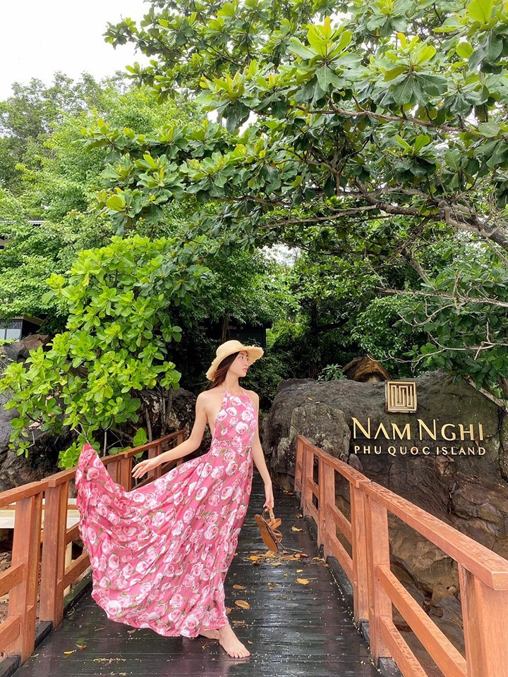 Lương Thuỳ Linh khoe body 'bỏng mắt' với bikini ở Nam Nghi - Phú Quốc ảnh 2