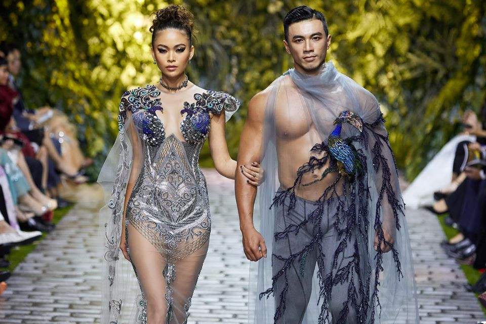 H'Hen Niê mặc váy xuyên thấu xẻ ngực táo bạo, Khánh Vân đội vương miện diễn thời trang ảnh 9