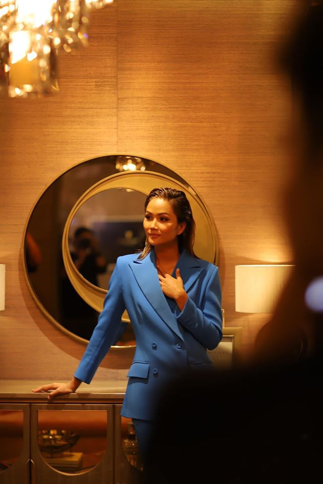 H'Hen Niê nhuộm tóc vàng như búp bê, Mâu Thuỷ khoe da nâu nóng bỏng ảnh 2