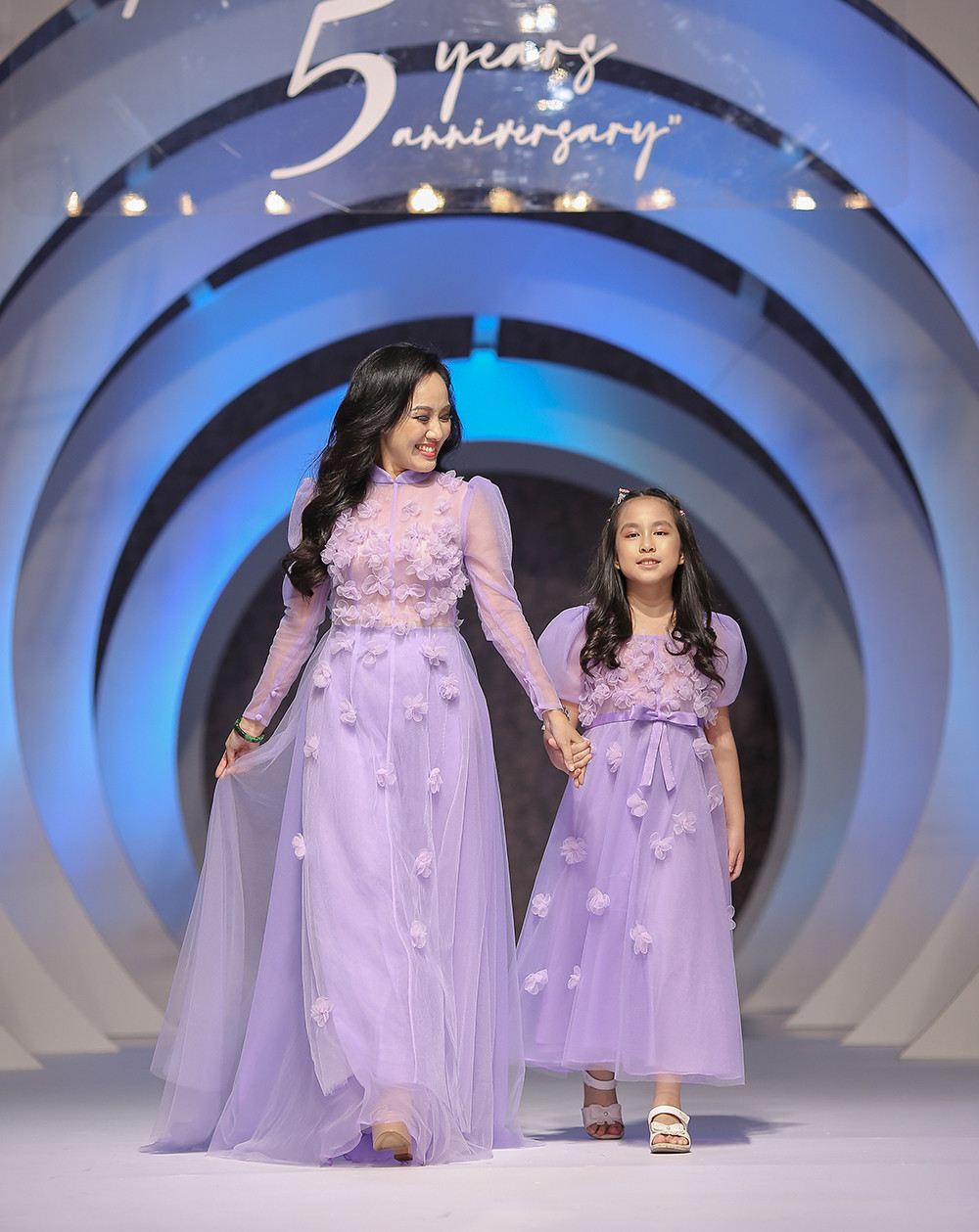 BTV Hoài Anh cùng con gái diện đồ đôi lộng lẫy, sánh bước trên sàn diễn thời trang ảnh 7