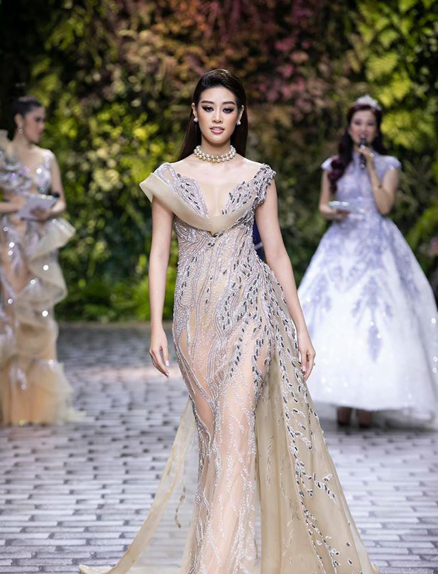 H'Hen Niê mặc váy xuyên thấu xẻ ngực táo bạo, Khánh Vân đội vương miện diễn thời trang ảnh 6