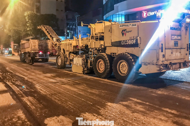 Xuyên đêm sửa chữa, 'vá lại' mặt đường Nguyễn Trãi ảnh 5