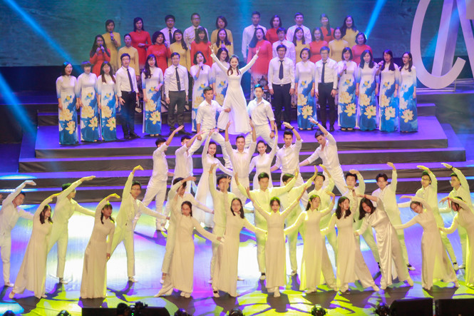 Trường THPT Chuyên ngữ: 50 ‘mùa hoa’ đáng tự hào ảnh 9