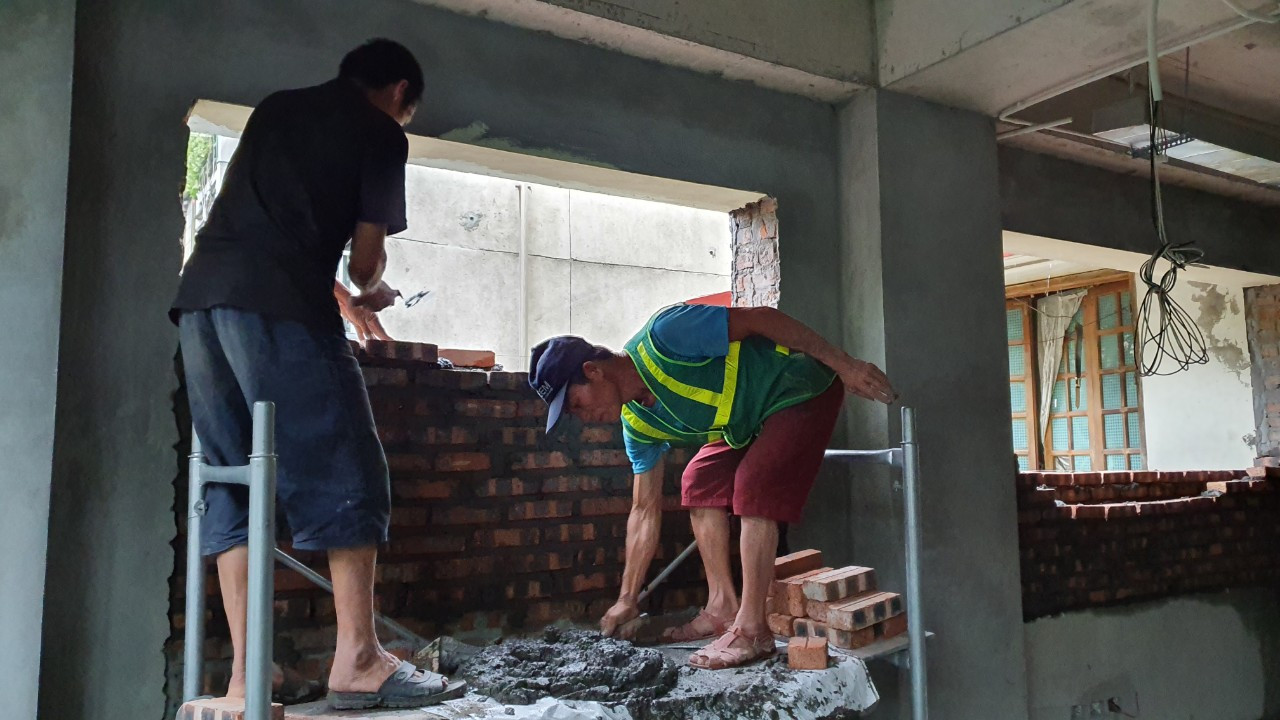 Tiến hành bịt gần 40 ô cửa sổ công trình mở sang hộ liền kề ảnh 3