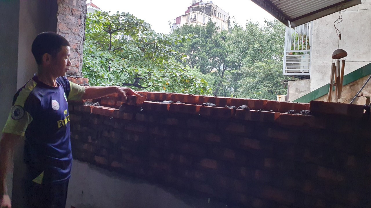 Tiến hành bịt gần 40 ô cửa sổ công trình mở sang hộ liền kề ảnh 2