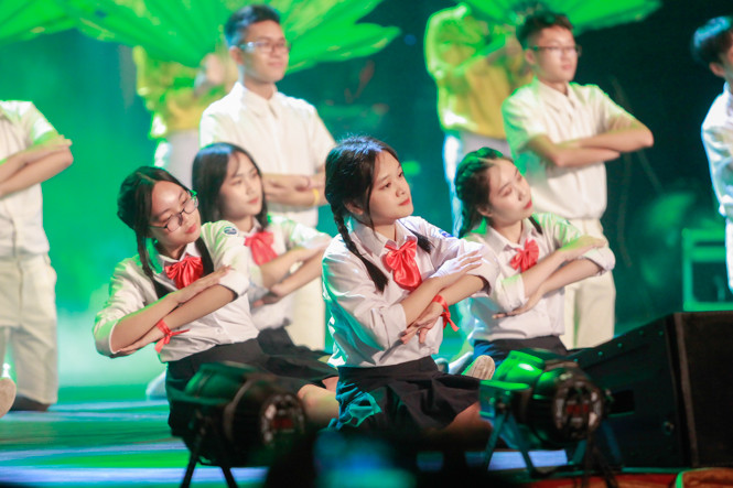 Trường THPT Chuyên ngữ: 50 ‘mùa hoa’ đáng tự hào ảnh 10