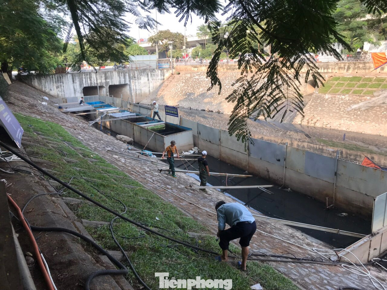 Vì sao bất ngờ tháo dỡ khu thí điểm làm sạch nước sông Tô Lịch? ảnh 1