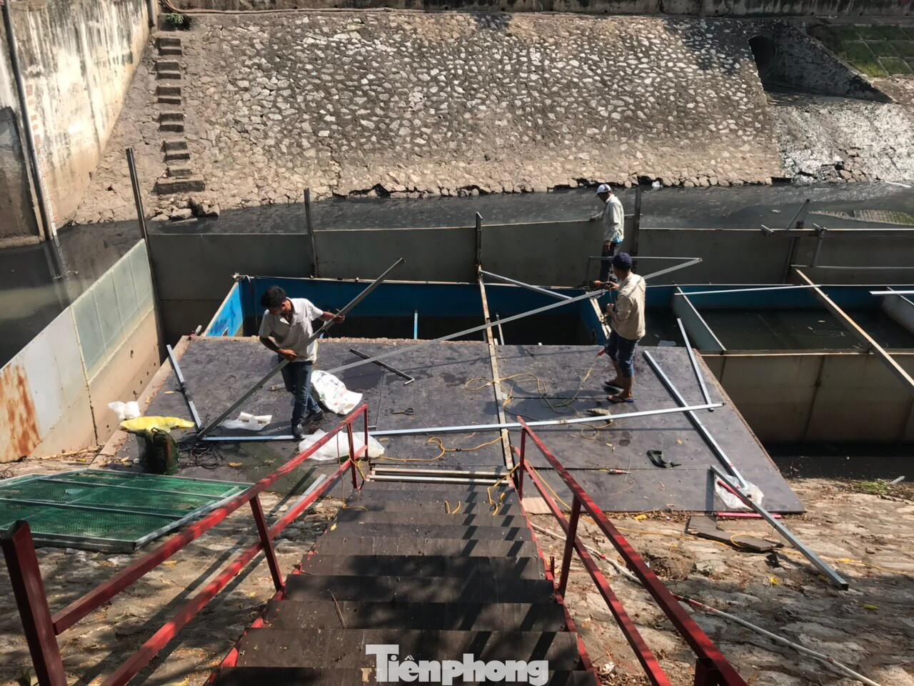 Vì sao bất ngờ tháo dỡ khu thí điểm làm sạch nước sông Tô Lịch? ảnh 2