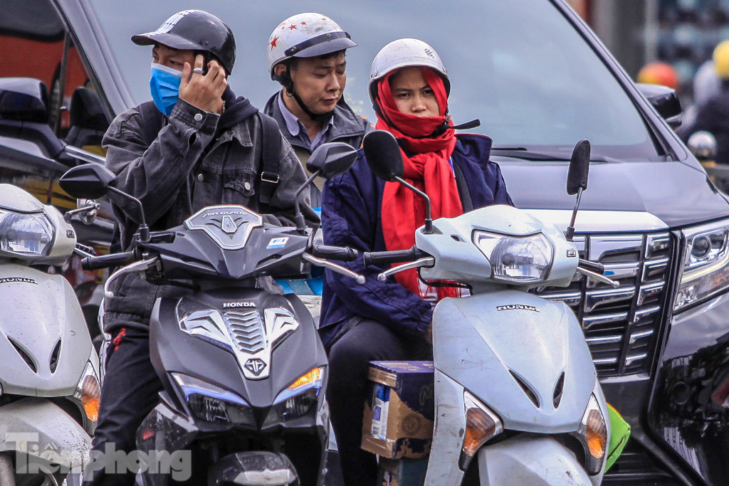 Hà Nội đón không khí lạnh: 'Đã nghe rét mướt luồn trong gió' ảnh 1