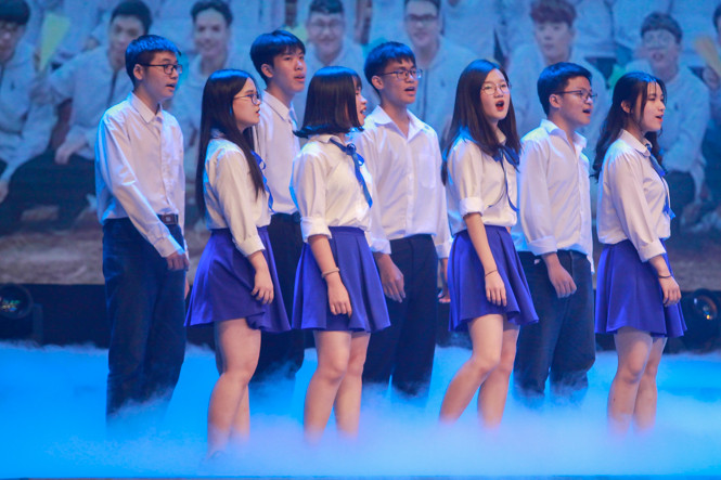 Trường THPT Chuyên ngữ: 50 ‘mùa hoa’ đáng tự hào ảnh 11