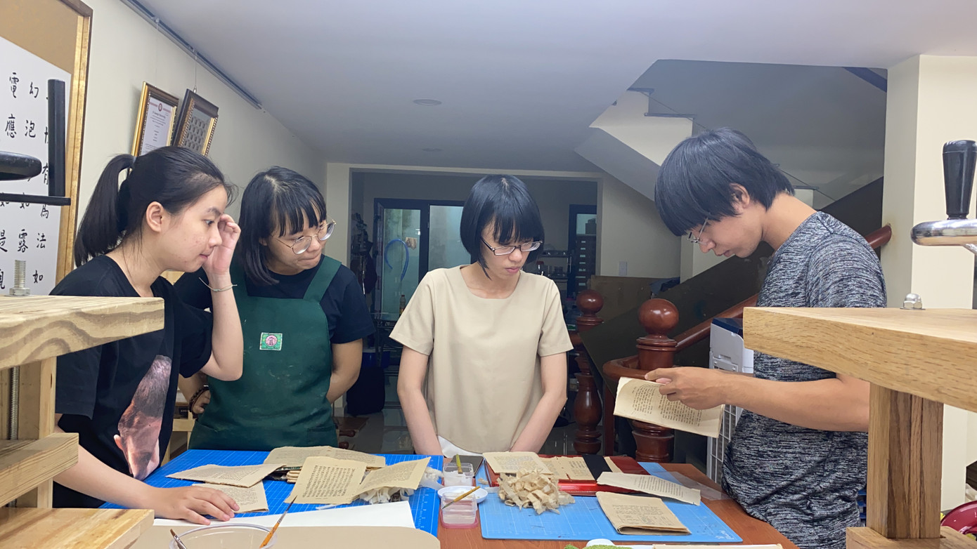 10 năm nghiên cứu tìm tòi để trở thành 'bác sĩ trị bệnh cho sách' ảnh 3