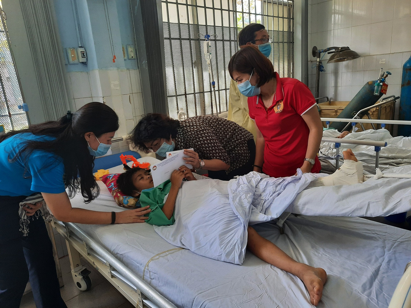 Hơn 70 tỷ đồng từ TPHCM hỗ trợ bà con miền Trung ảnh 1